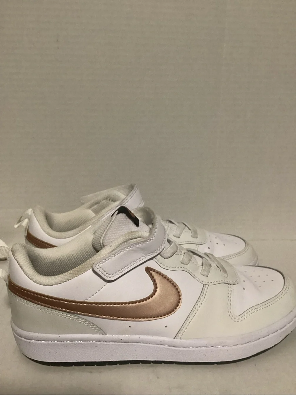 Nike Kids White Sneakers with Metallic Bronze Swoosh size 3Y